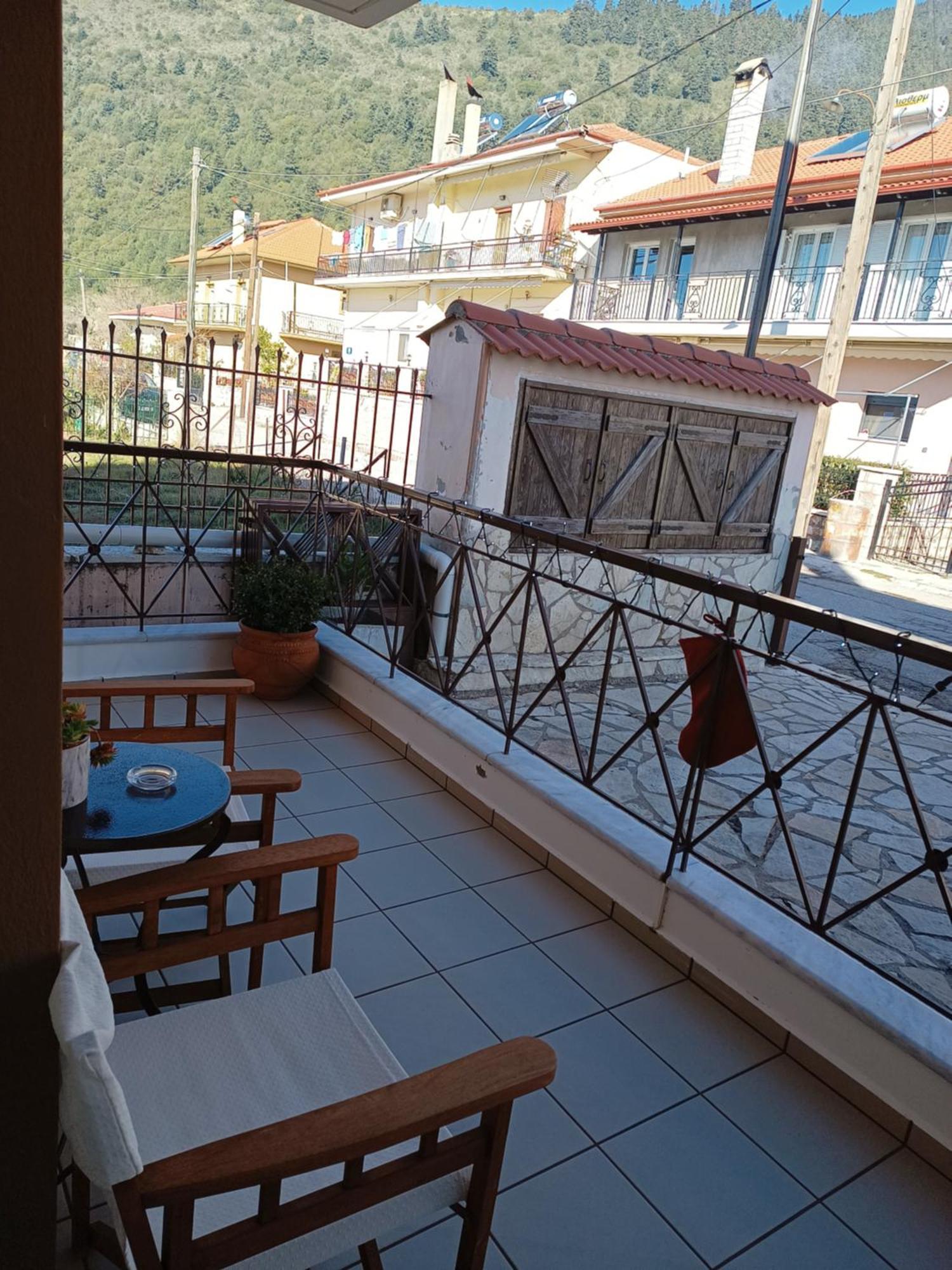 Xenonas Drimos Aparthotel Karpenisi Bagian luar foto