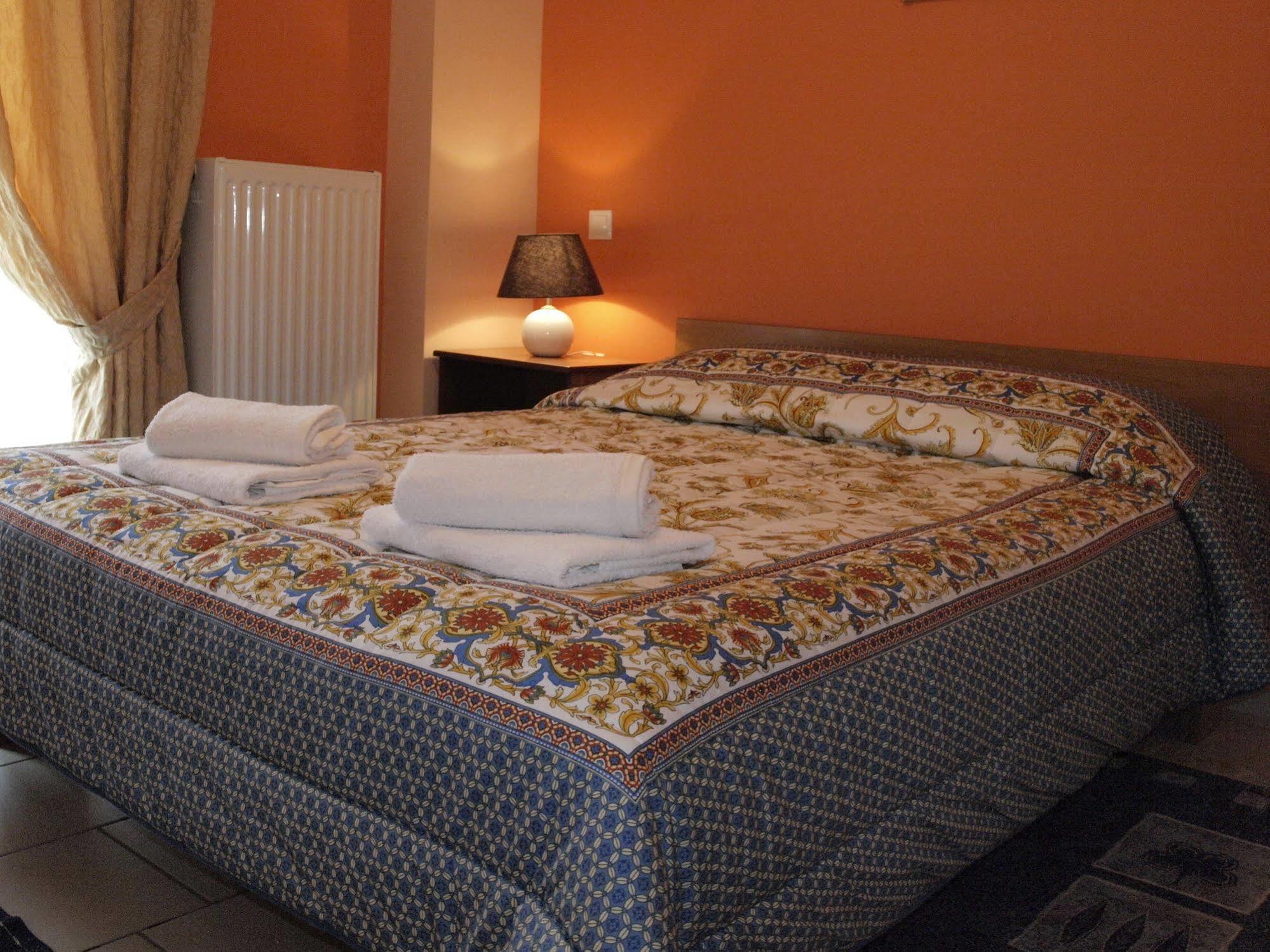 Xenonas Drimos Aparthotel Karpenisi Bagian luar foto